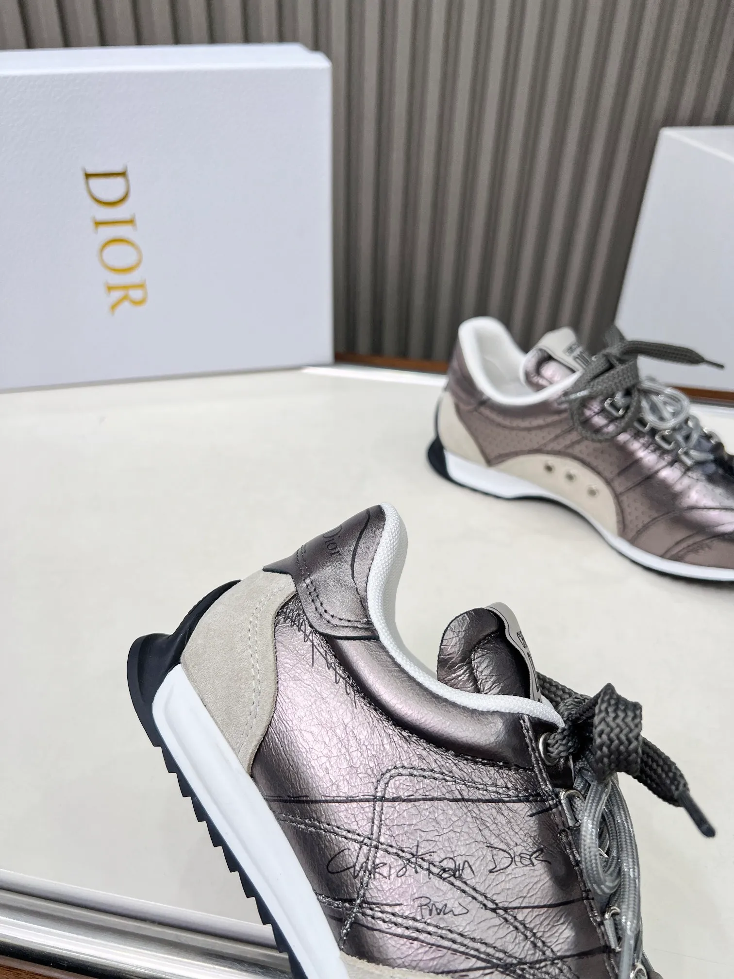 👟👟Ex-factory price 560👟👟 This D-Sketch sneaker is a new product of the 2025 spring and summer ready-to-wear series, highlighting the classic retro aesthetics. Crafted from gold-tone crinkled sheepskin and gold-toned laminated calfskin, it features a printed logo inspired by the shoe's production stages, as well as beige suede calfskin panels and double laces. Hand-written Christian Dior Paris signature on the side, Christian Dior Paris signature panels and plaques on the heel and tongue. Paired with two-tone slim rubber soles, they add a touch of couture to any casual look. Code number: 35~45 Color: black white gold silver